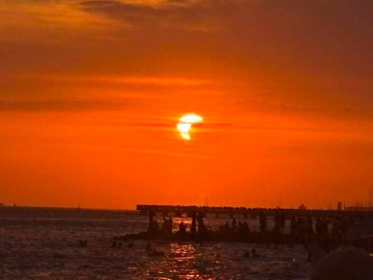 L'eclissi solare al tramonto vista dalla spiaggia di Ostia - Adnkronos