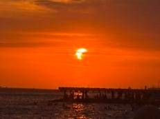 L'eclissi solare al tramonto vista dalla spiaggia di Ostia - Adnkronos