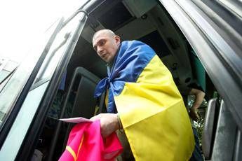 Un soldato ucraino rilasciato dai russi durante uno scambio di prigionieri - Fotogramma/Ipa