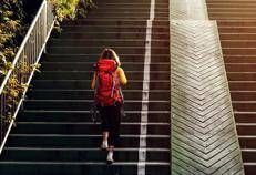 Donna che sale le scale - © rawpixel, 123RF Free Images