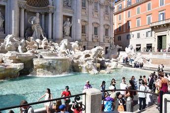 Turisti alla fontana di Trevi a Roma - (Ipa)