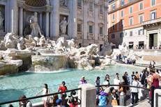 Turisti alla fontana di Trevi a Roma - (Ipa)