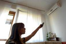 Donna accende condizionatore  - FOTOGRAMMA/Ipa