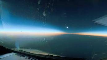 Eclissi totale di sole, lo spettacolo visto a bordo di un volo di linea - Video