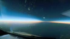 Eclissi totale di sole, lo spettacolo visto a bordo di un volo di linea - Video