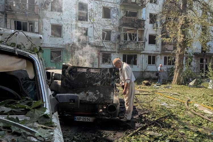 Macreie dopo un attcco russo in Ucraina - (Afp)