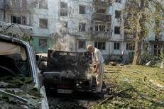 Macreie dopo un attcco russo in Ucraina - (Afp)