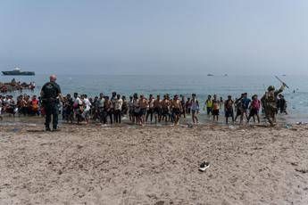 Migranti arrivati sulla spiaggia di Ceuta - Fotogramma/Ipa