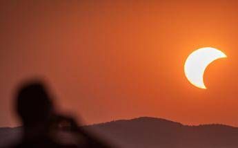 Un uomo guarda l'eclissi, repertorio - (Fotogramma/Ipa)