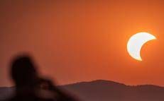 Un uomo guarda l'eclissi, repertorio - (Fotogramma/Ipa)