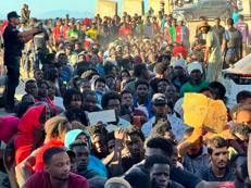 Distribuzione di aiuti ai migranti arrivati a Ceuta, il 3 agosto 2026 - Fotogramma/Ipa