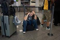 Una passeggera nel caos dell'aeroporto di Catania - (Fotogramma/Ipa)
