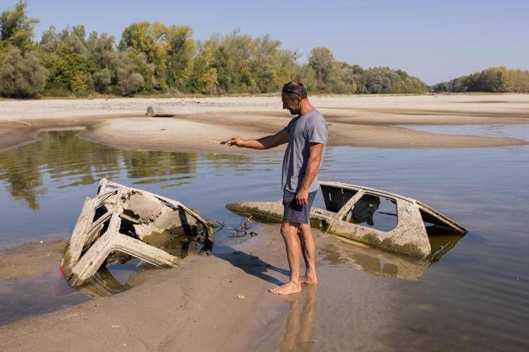 Dal Danubio in secca affiora di tutto: nella foto scattata a Batina, in Croazia, carcasse di auto - Fotogramma/Ipa
