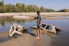 Dal Danubio in secca affiora di tutto: nella foto scattata a Batina, in Croazia, carcasse di auto - Fotogramma/Ipa