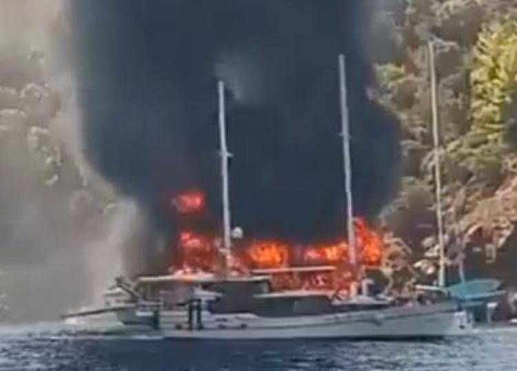 La nave turca in fiamme