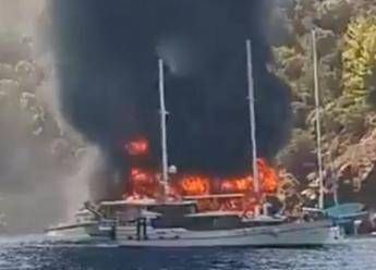 La nave turca in fiamme