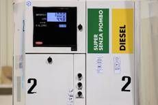 Un distributore di carburante - (Ipa)