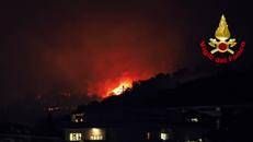 Como, incendio boschivo sul monte Goj: 100 vigili del fuoco a lavoro - Video