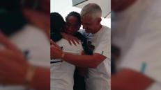 Sara Curtis, l'abbraccio emozionante con i genitori dopo il nuovo record del mondo - Video