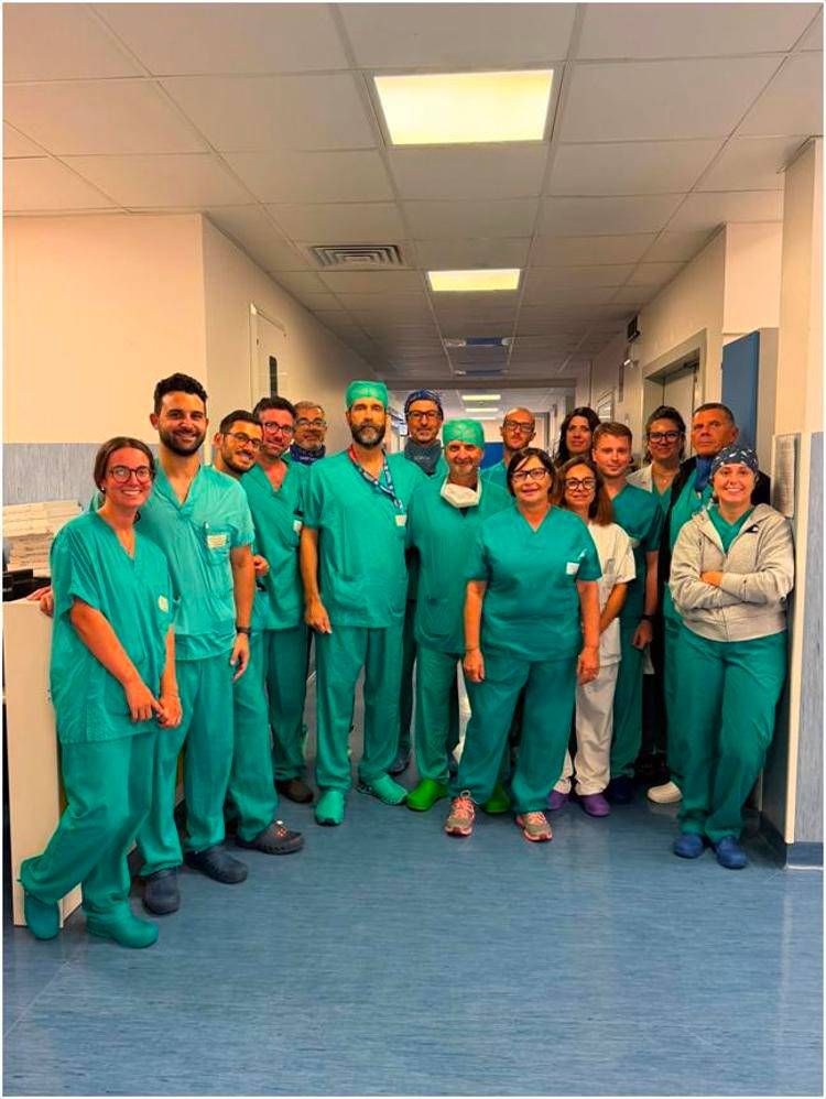 Giulio Zucchelli con parte del personale medico, infermieristico, Oss e tecnico che lavora nella Cardiologia 2 e nelle sale di aritmologia interventistica - Aoup pisana