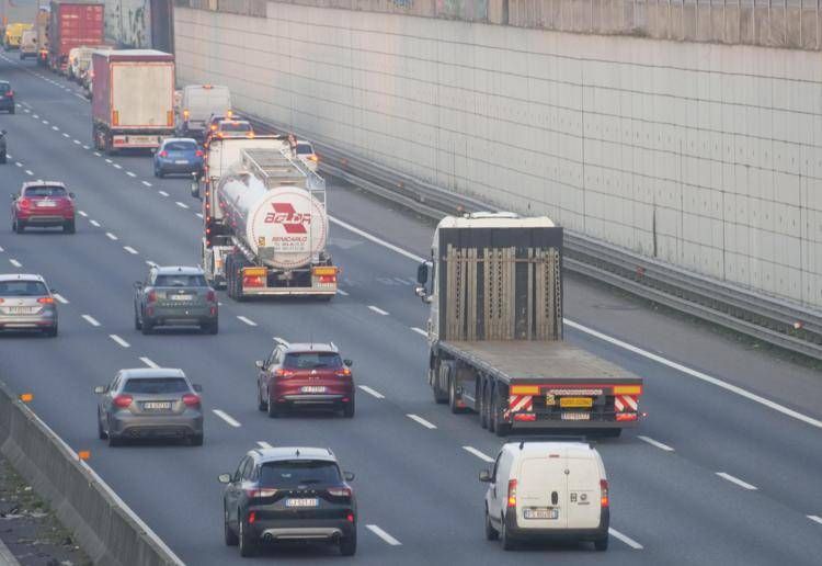 Il trasporto merci nell'Ue è alimentato per oltre il 90% da gasolio - Fotogramma/Ipa