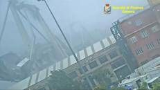 Otto anni fa il crollo del ponte Morandi, il video della tragedia