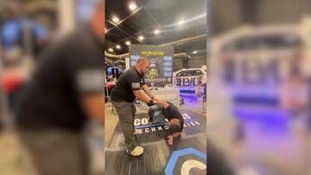Come funzionano i guanti con elettroshock, la nuova idea di Trump per l'Ice - Video