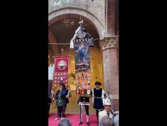 Palio Siena, il volto della Vergine divide la vigilia dell'Assunta - Video