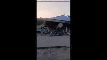 Terremoto in Indonesia, il palazzo si sbriciola in pochi secondi - Video