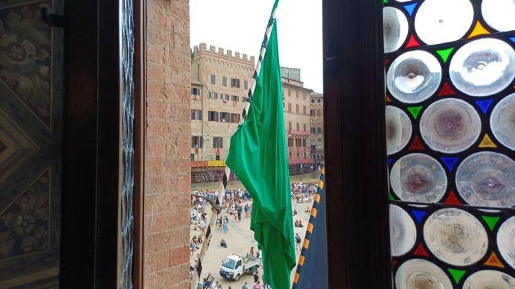 La bandiera verde a piazza del Campo - Comune di Siena