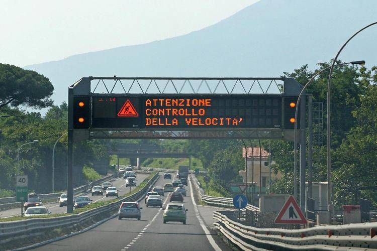 Viaggiano per 100 chilometri con il figlio morto in auto: pensavano che dormisse