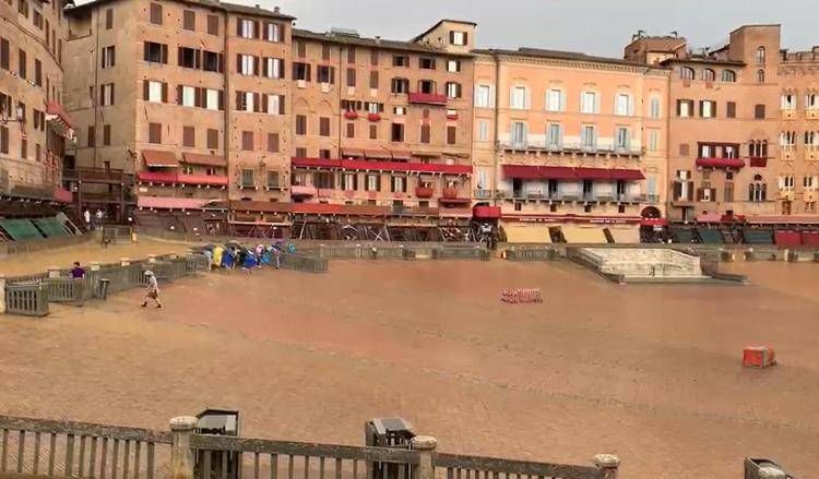 Pioggia su Piazza del Campo a Siena - Adnkronos