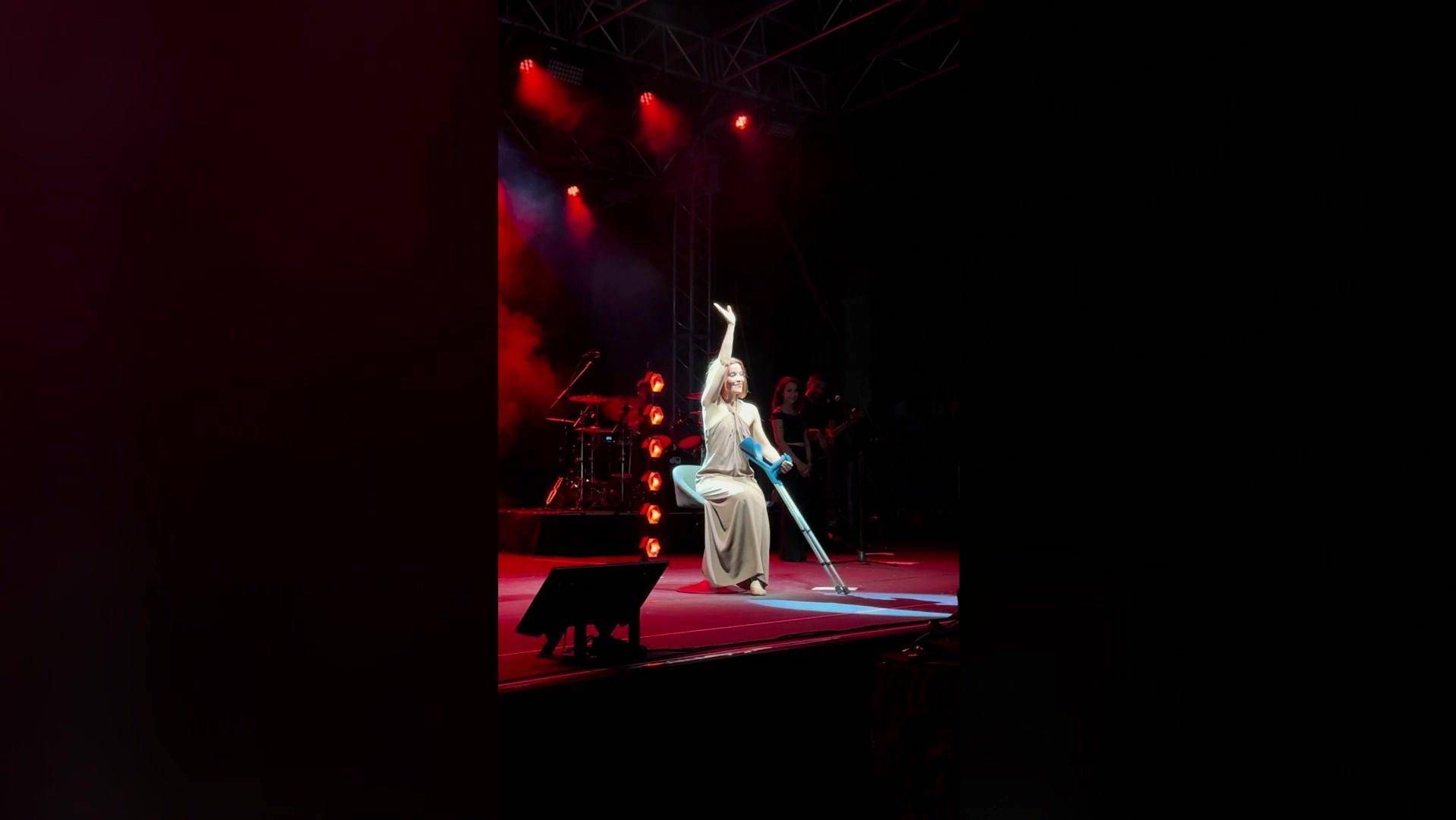 Noemi riprende il tour dopo l'incidente, l'arrivo sul palco con le stampelle: "Mi è mancato cantare"