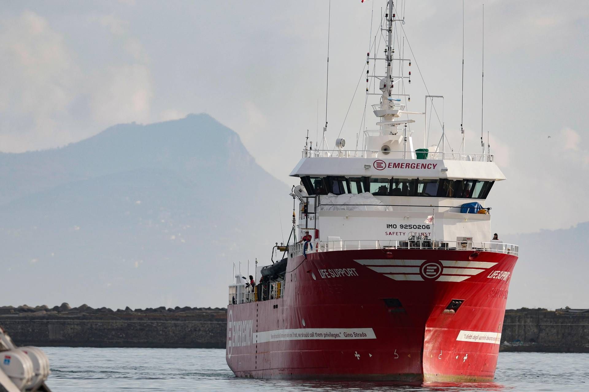 Life Support di Emergency salva 50 migranti: "Su barcone anche sette morti"