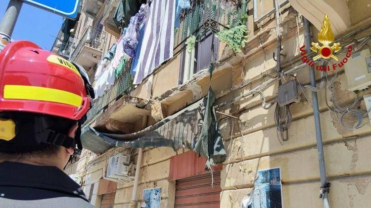 Crolla balcone mentre stende i panni, grave una donna