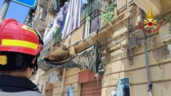 Crolla balcone mentre stende i panni, grave una donna