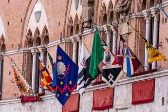 Palio di Siena, esposta la bandiera verde: rinviato per maltempo