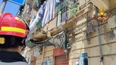 Crolla balcone mentre stende i panni, grave donna di 56 anni a Palermo