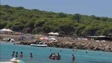 Sardegna, nuovo sbarco di migranti tra i bagnanti dopo l'incidente a Su Giudeu - Video