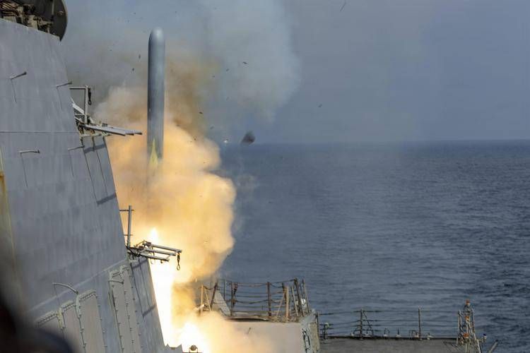 Un cacciatorpediniere lanciamissili  lancia un missile Tomahawk  a supporto dell'Operazione Epic Fury, il 28 febbraio 2026 (Marina degli Stati Uniti/SIPA)