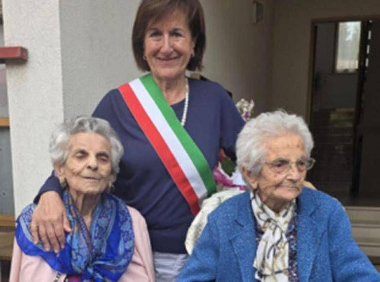 La sindaca di Arcevia, Marisa Abbondanzieri con le centenarie Lea e Zara Ferretti - (Foto Ufficio stampa del Comune di Arcevia (Ancona))