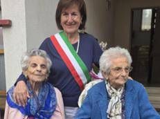 La sindaca di Arcevia, Marisa Abbondanzieri con le centenarie Lea e Zara Ferretti - (Foto Ufficio stampa del Comune di Arcevia (Ancona))
