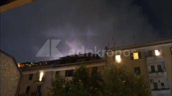 Tempesta di fulmini su Roma, le immagini del cielo illuminato a giorno - Video