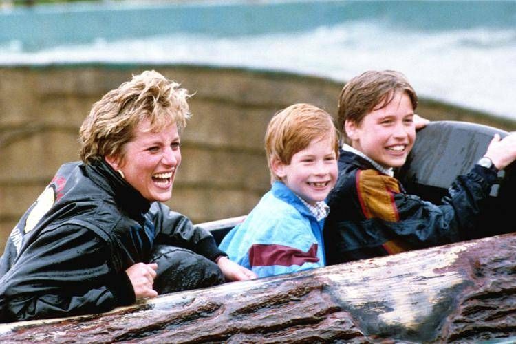 Diana, Princess of Wales, with sons Prince William (r) and Prince Harry during a visit to 'Thorpe Park' amusement park (Duncan Raban / IPA/Fotogramma,  - 2017-07-13) p.s. la foto e' utilizzabile nel rispetto del contesto in cui e' stata scattata, e senza intento diffamatorio del decoro delle persone rappresentate - FOTOGRAMMA