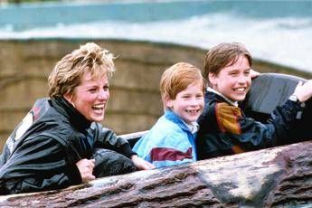 Diana, Princess of Wales, with sons Prince William (r) and Prince Harry during a visit to 'Thorpe Park' amusement park (Duncan Raban / IPA/Fotogramma,  - 2017-07-13) p.s. la foto e' utilizzabile nel rispetto del contesto in cui e' stata scattata, e senza intento diffamatorio del decoro delle persone rappresentate - FOTOGRAMMA