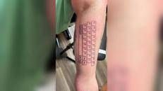 Una tastiera tatuata sul braccio, l'idea geniale di una mamma per parlare con il figlio autistico - Video