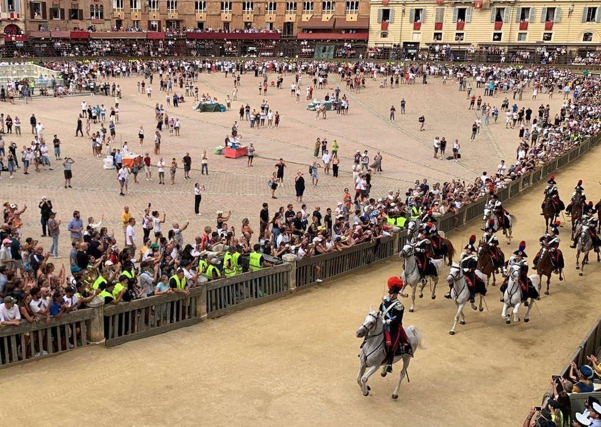 https://www.adnkronos.com/resources/02a8-2161653f7de8-ba37503e7d35-1000/format/huge/palio_siena8.jpeg