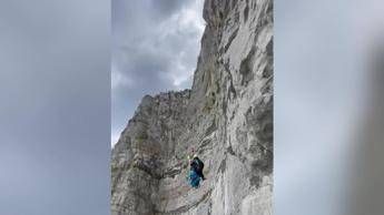 Francia, cade con il parapendio su una parete rocciosa: il soccorso incredibile in elicottero