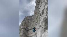 Francia, cade con il parapendio su una parete rocciosa: il soccorso incredibile in elicottero