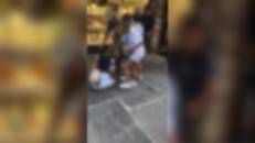 Turista reagisce a tentativo di furto a Venezia e scatta la rissa - Video